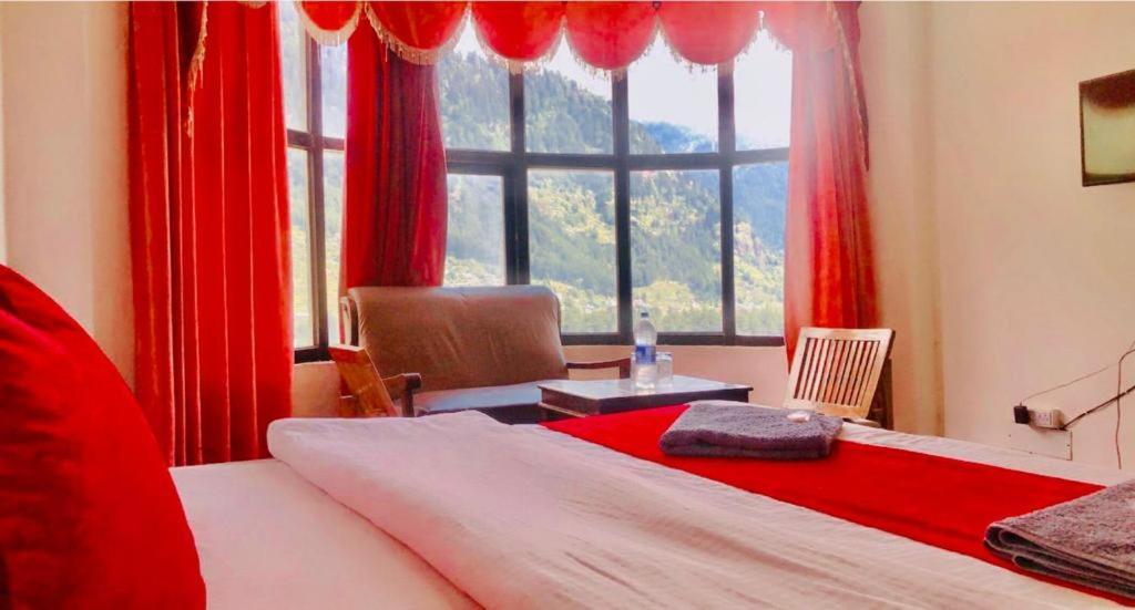 Hadimba Rock Hotel Manali Exteriör bild