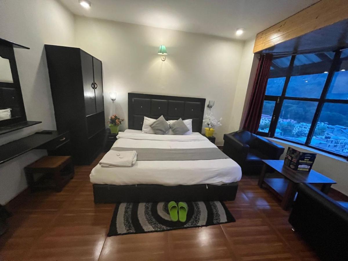Hadimba Rock Hotel Manali Exteriör bild